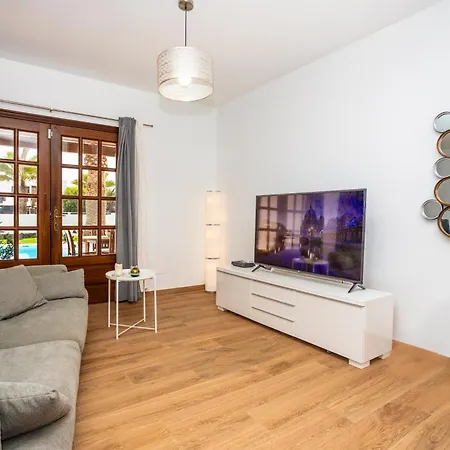 Axular With Heated Private Pool *