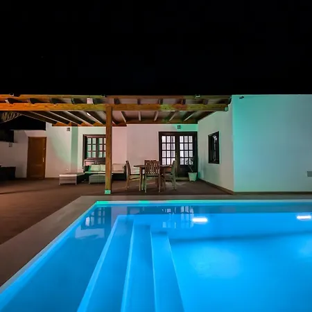 Axular With Heated Private Pool בית נופש