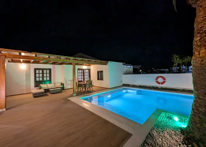 Axular With Heated Private Pool Vakantiehuis