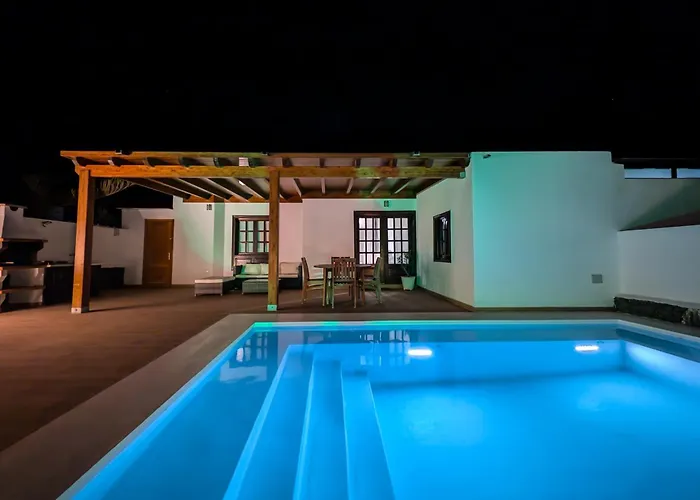 Axular With Heated Private Pool Vakantiehuis